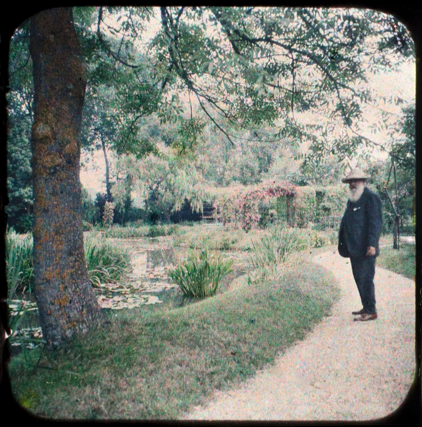 Claude Monet debout de profil, devant les nymphéas, jardin de Giverny - Etienne Clémentel
