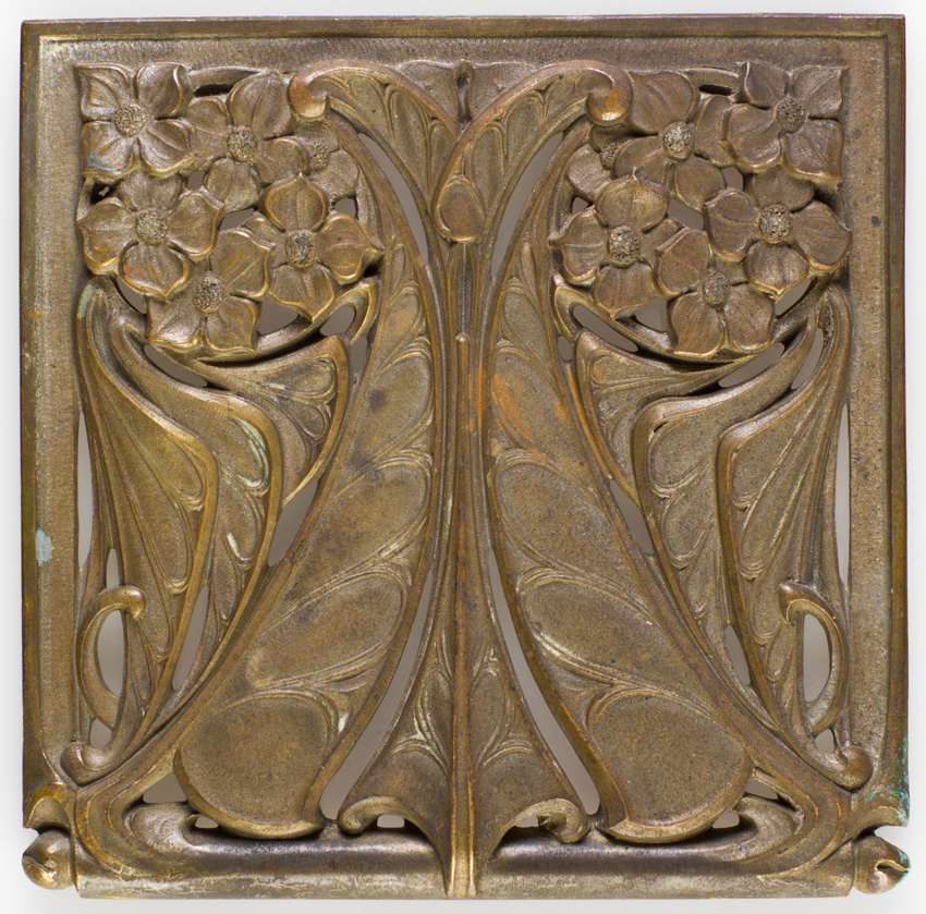 Paul Follot - Plaque à décor de petites fleurs et feuillages lancéolés