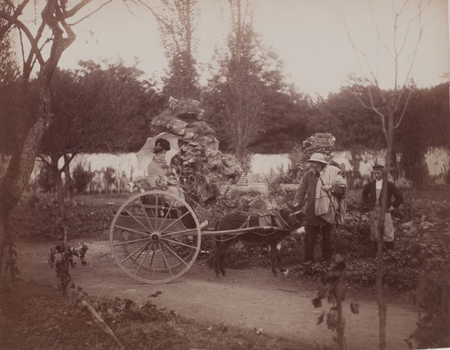 Nadar - Nadar et Ernestine Tournachon assise sur une carriole tirée par un âne