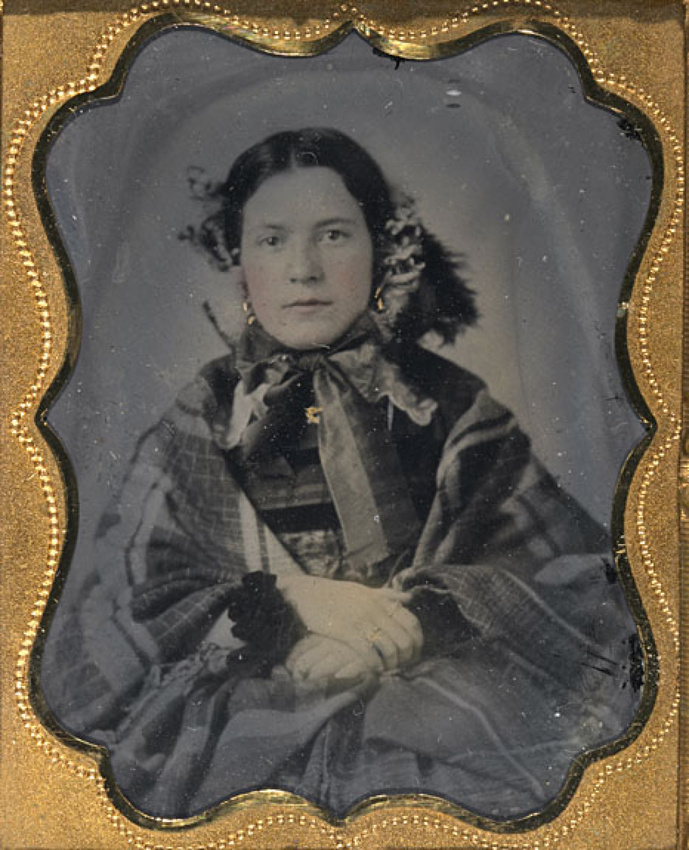 Anonyme - Portrait de jeune femme à mi-corps assise de face