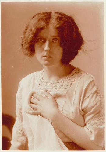 Portrait à mi-corps d'une jeune femme au corsage orné de dentelle - Charles Augustin Lhermitte