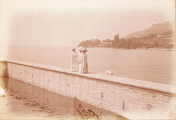 Anonyme - Trois femmes sur une jetée devant le lac de Genève