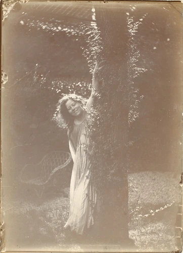 Gabriel Loppé - Loïe Fuller cachée derrière un arbre, à la longue tunique et bra...