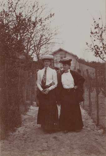 Anonyme - Portrait de deux femmes à la campagne