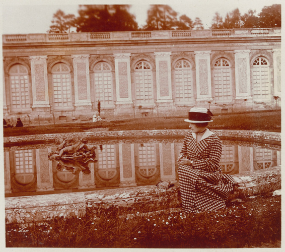 Charles Augustin Lhermitte - Une jeune femme penchée sur un bassin au Grand Tria...