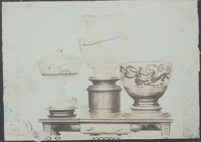 Anonyme - Trois vases posés sur une table