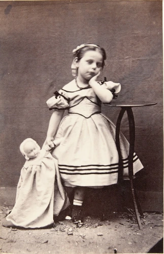Achille Bonnuit - Petite fille en pied tenant une poupée