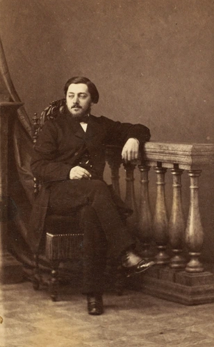 André Adolphe Eugène Disdéri - Gustave Eiffel assis accoudé à une balustrade