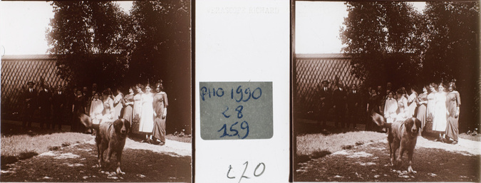 Anonyme - Portrait de famille avec chien, au jardin