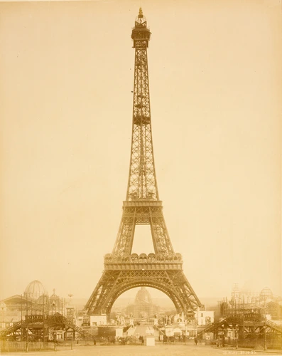 La Tour Eiffel achevée le 31 mars 1889. Au second plan , les bâtiments de l'Exposition universelle. - Louis-Emile Durandelle