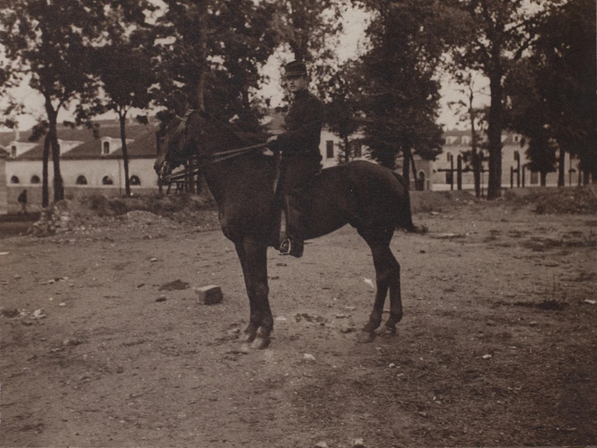 Charles Augustin Lhermitte - Un cavalier en uniforme monté sur un cheval sombre