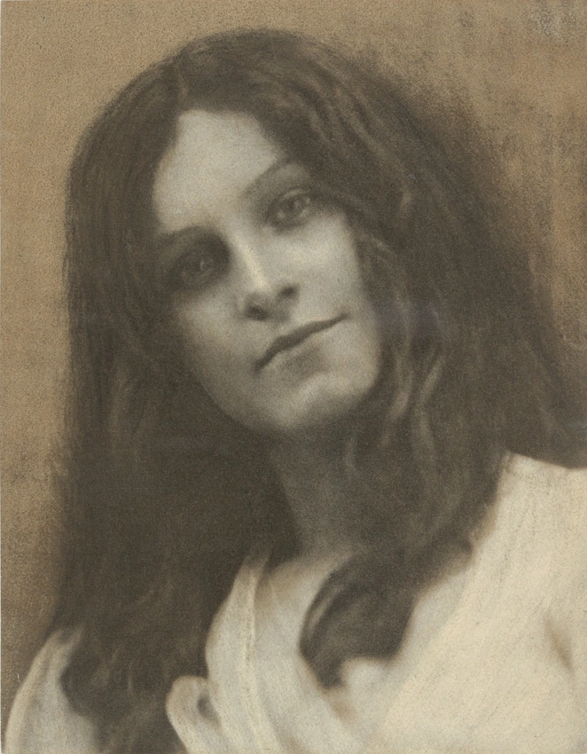 André Hachette - Femme cheveux dénoués, en buste, tête inclinée à droite