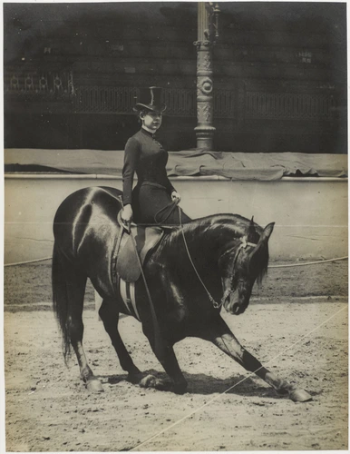 Albert Londe - Hippodrome de l'Alma, cheval effectuant une figure, écuyère en am...