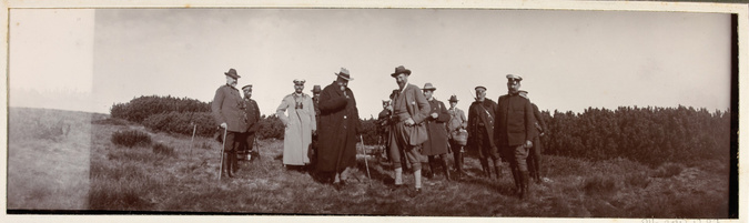 Philippe d' Orléans - Officiers et civils dans la campagne : au centre le Tsar F...