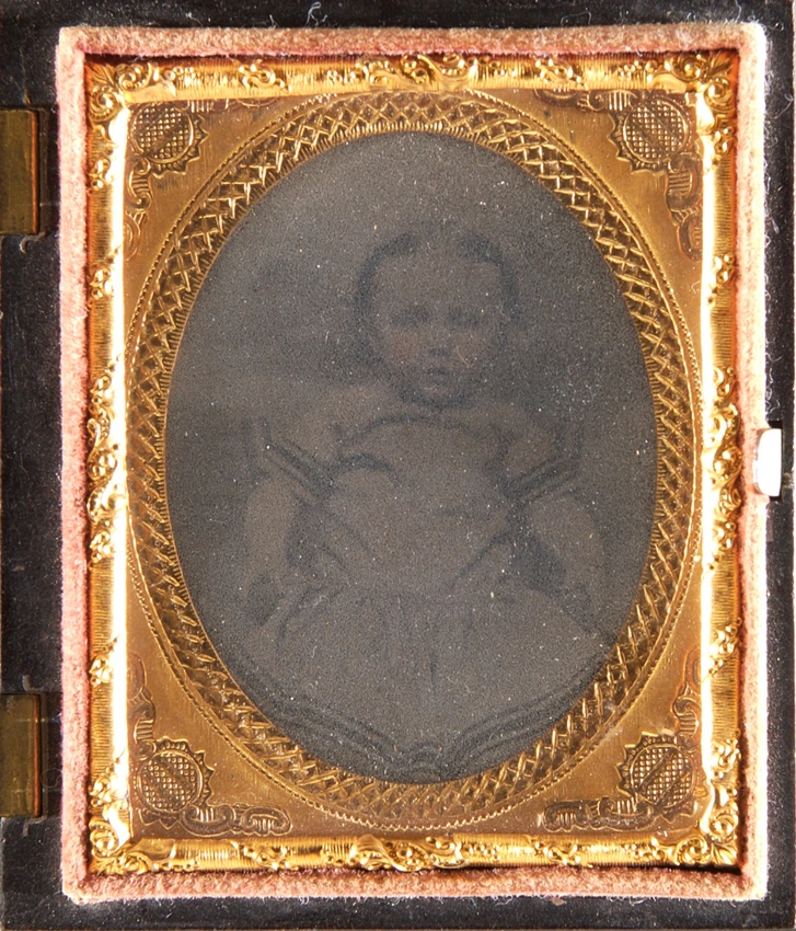 Portrait à mi-corps d'un bébé en médaillon - Anonyme