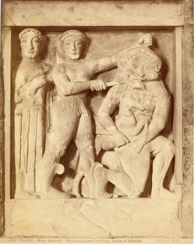 Photographie de sculpture de Sélinonte, métope d'Hercule décapitant Méduse, Palerme, Musée National - Edizioni Brogi