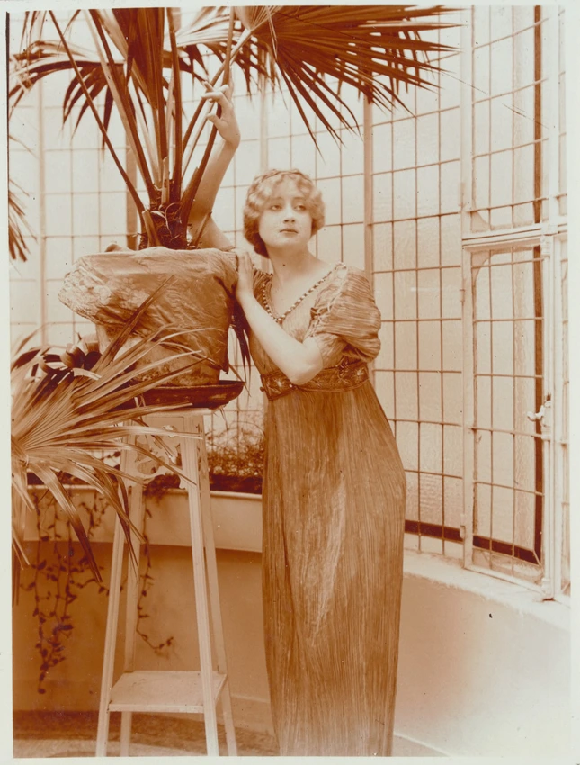 Charles Augustin Lhermitte - Jeune femme blonde, debout, en robe de soie plissée