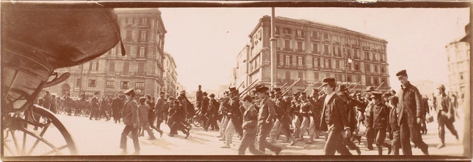 Constant Puyo - Italie : Soldats défilant sur une place publique