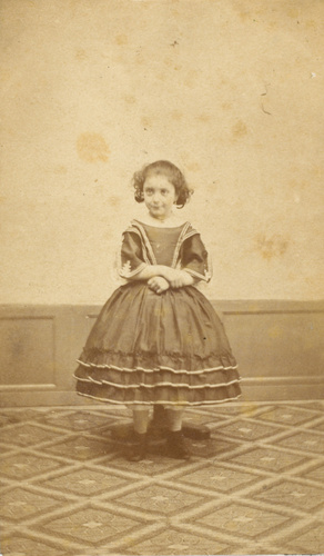 Poirier - Jeanne Collin enfant, debout, en pied