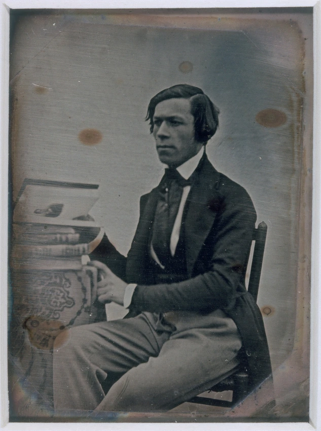 Homme feuilletant un livre illustré, 22 mai 1845 - Anonyme