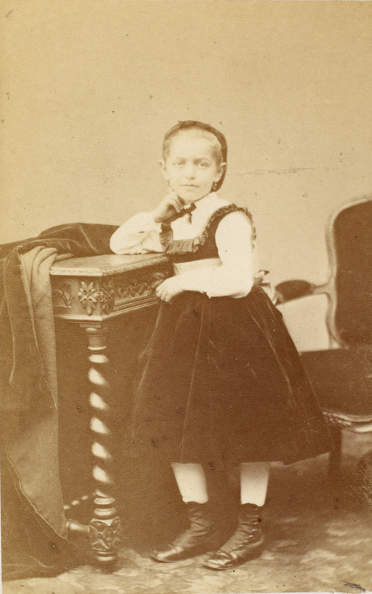 Michel Berthaud - Claire Eiffel debout, en pied, enfant
