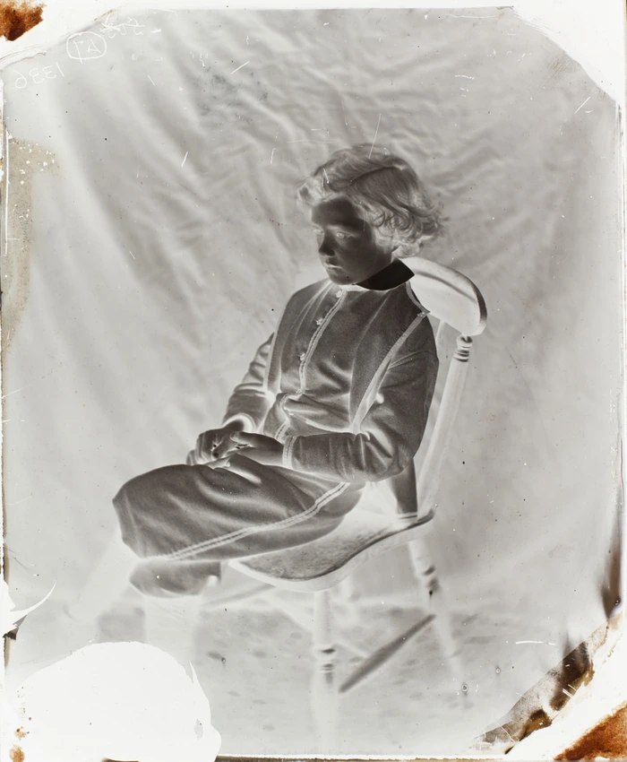 Lewis Carroll - Charlie, petit frère d'Ellen Terry, assis sur une chaise