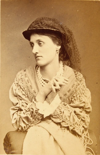 Elliott & Fry - Madame Holman Hunt, femme du peintre, assise, de trois-quarts