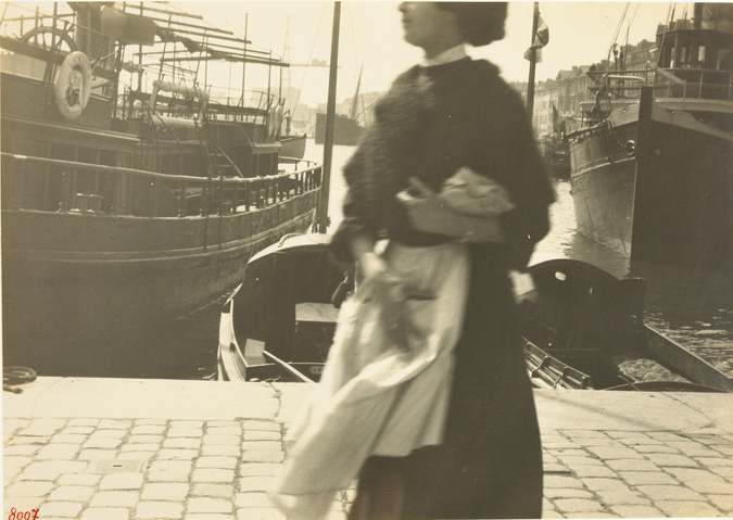 Anonyme - Marseille ? : femme marchant sur un quai