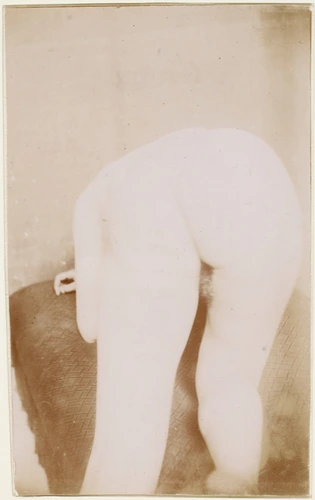François-Rupert Carabin - Femme nue, vue de fesse et jambes, penchée en avant