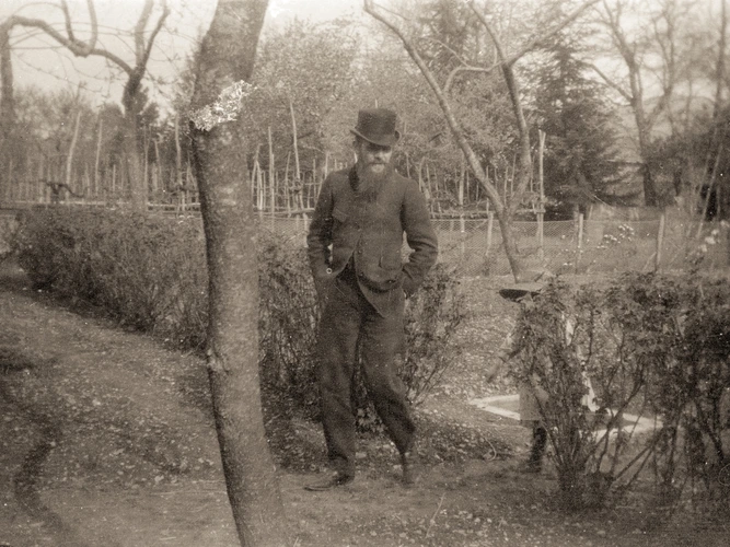 Pierre Bonnard - Roussel marchant devant Renée