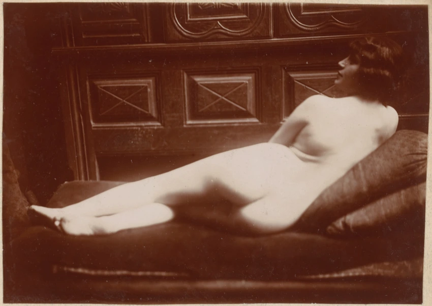 François-Rupert Carabin - Femme nue couchée, vue de dos, visage de profil