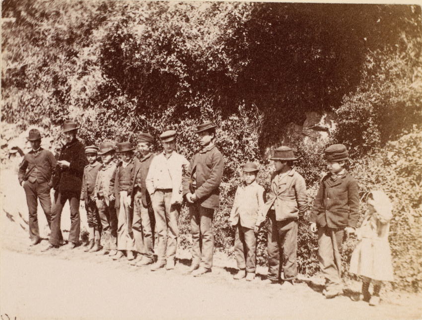 Gustave Eiffel - Groupe au bord d'une route