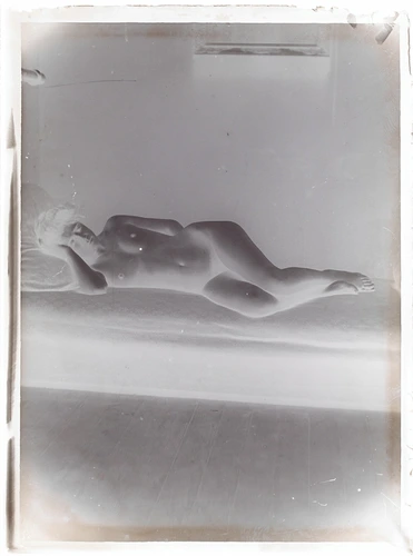 François-Rupert Carabin - Femme nue couchée sur le côté droit, de face, la tête ...