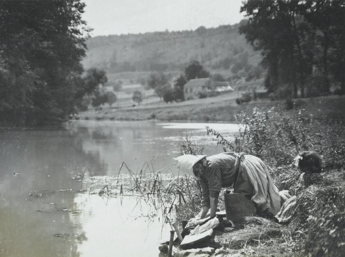 Charles Augustin Lhermitte - France, femme lavant son linge au bord d'un fleuve,...