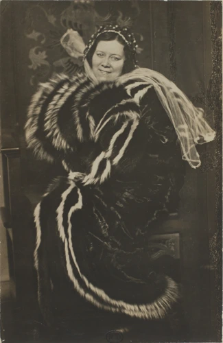 Harry C. Ellis - Loïe Fuller assise en manteau de fourrure