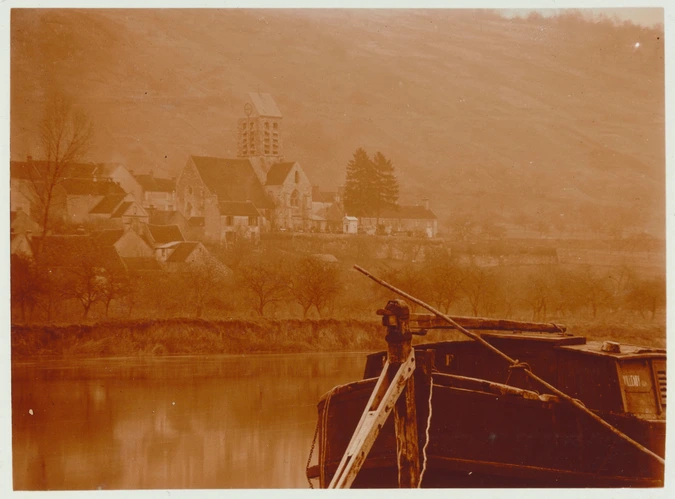 Charles Augustin Lhermitte - France, vue d'un village depuis un cours d'eau avec...