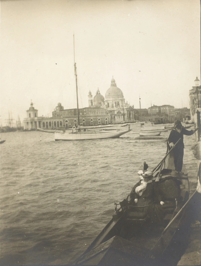 René Lalique - Venise, Alice Lalique dans une gondole, avec au loin la Salute