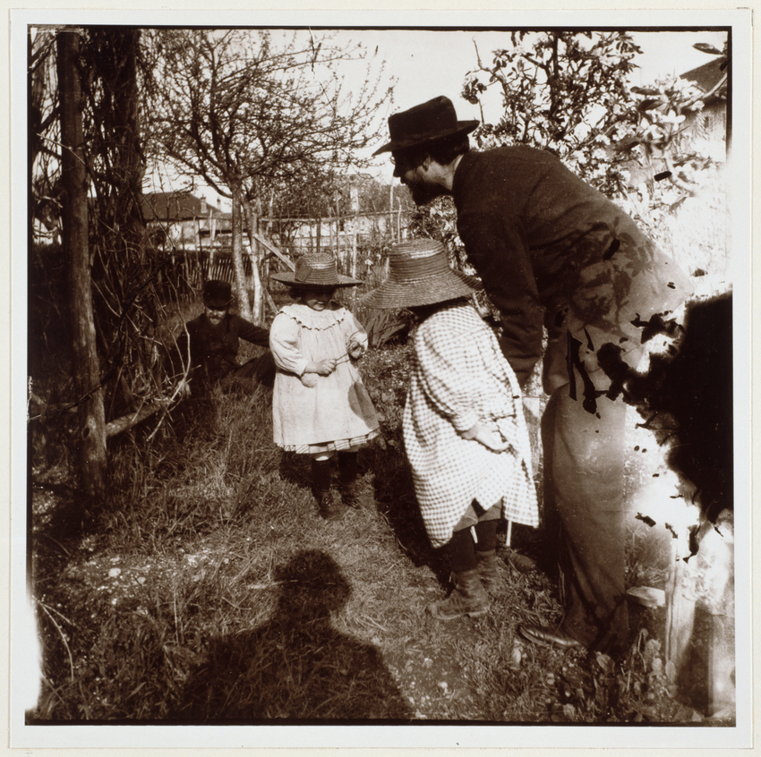 Bonnard avec deux fillettes, Roussel accroupi, l'ombre de Vuillard au premier plan - Edouard Vuillard