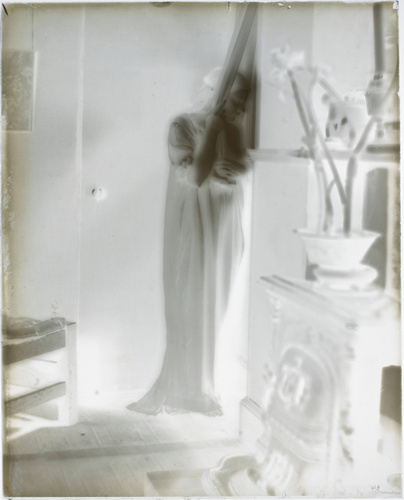 Paul Burty Haviland - Florence Peterson debout, près d'une fenêtre