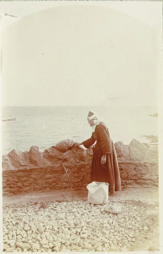 Charles Augustin Lhermitte - Concarneau, vieille bretonne au bord de la mer