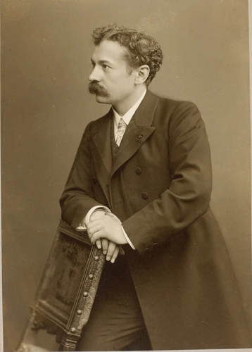 Emil Bieber - René Lalique, profil gauche, accoudé à une chaise
