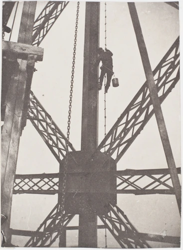 Henri Rivière - La Tour Eiffel - Peintre sur une corde à noeuds le long d'une po...}