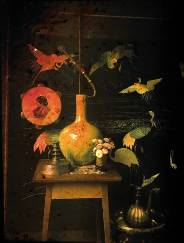 Anonyme - Vase, tambourin et objets divers devant un paravent
