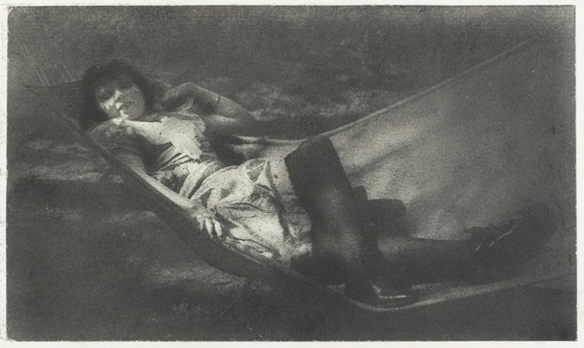 Femme jambes croisées, couchée dans un hamac - Charles Augustin Lhermitte