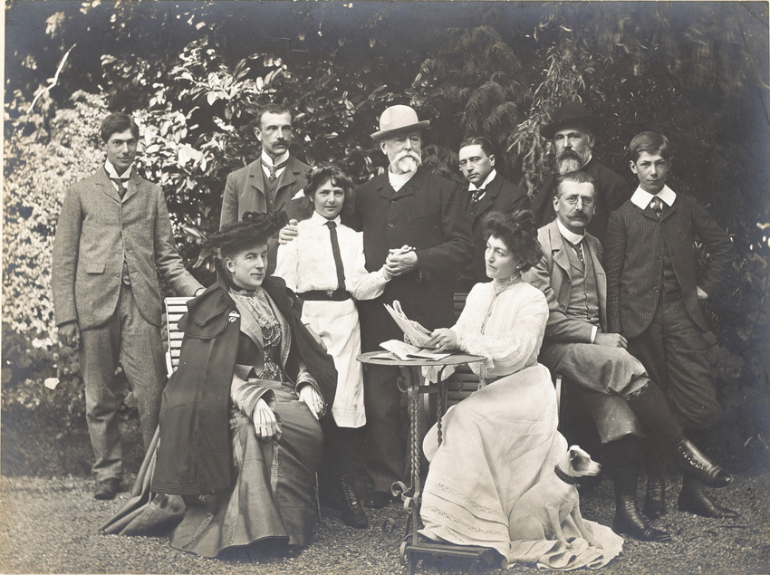 Anonyme - Groupe autour d'une table dans le jardin de Vevey : Mr et Mme Salles e...