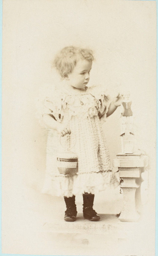 Hermann et Cie - Jeune enfant debout, en pied