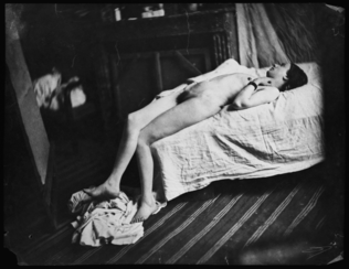 Charles Nègre - Etude d'après nature : nu allongé sur un lit dans l'atelier de l...