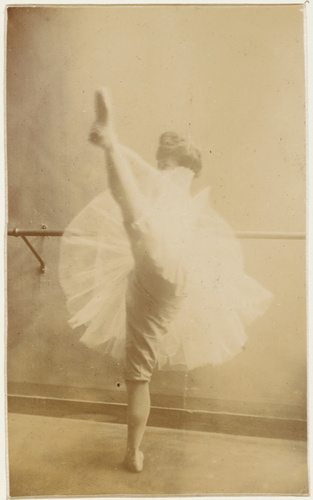 Ballerine de profil dansant, jambe gauche levée posant dans l'atelier du sculpteur, graveur et ébeniste François-Rupert Carabin