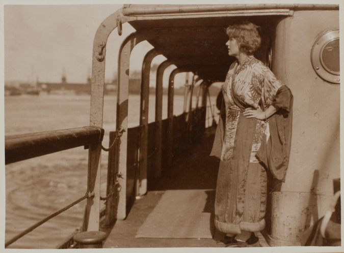 Anonyme - Anticosti, Simone Menier en kimono sur le pont d'un bateau