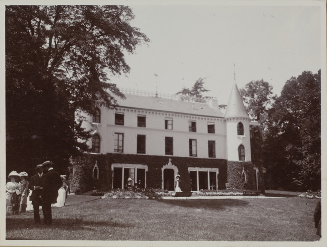 Anonyme - Personnages dans la cour d'une villa